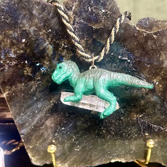 Upcycled vintage dinosaur necklace with clear quartz on gold chain. - Picture 5 of 5